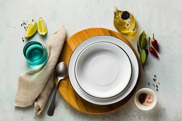 Пустой набор тарелок на столе. сервировка на ужин или обед — стоковое фото