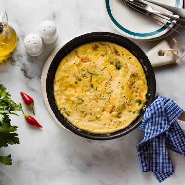 Vegan frittata masada bir tavada yumurta olmadan. sağlıklı itali