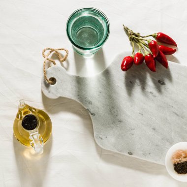 bir tabloda boş mermer kesme tahtası. kopya alanı