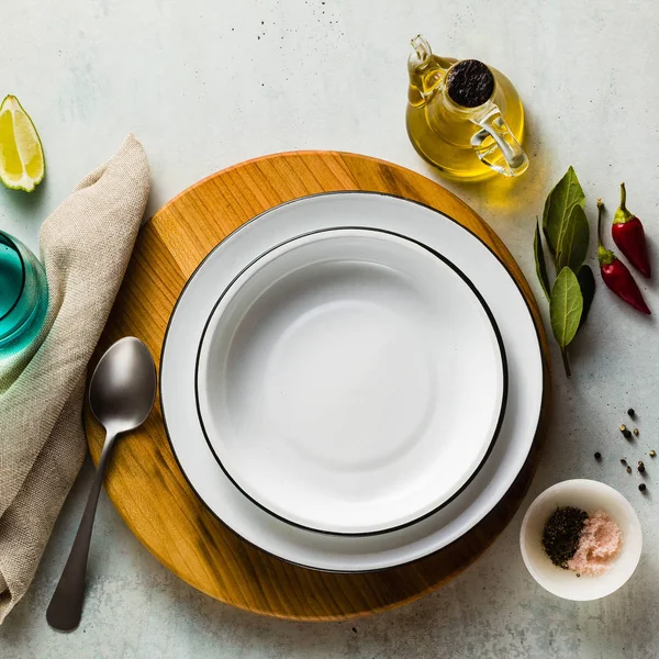 Juego vacío de platos en la mesa. servir para la cena o el almuerzo — Foto de Stock