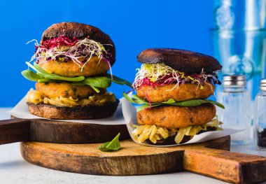 Glutensiz vejetaryen burger Portobello mantar dan karamelize soğan, Brüksel lahanası ve bebek ıspanak patates ve nohut unu beşamel sos ile yaptı. Sağlıklı doğal ürünler yapılan lokanta