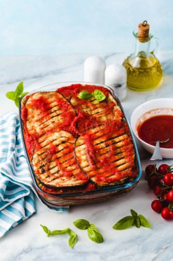 Vegan patlıcan Parmigiana bezelye ve mercimek ve domates Mermer mutfak masası üzerinde yapılmış. Tüm aile için sağlıklı konfor tarifi