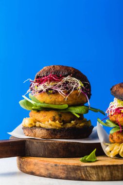 Glutensiz vejetaryen burger Portobello mantar dan karamelize soğan, Brüksel lahanası ve bebek ıspanak patates ve nohut unu beşamel sos ile yaptı. Sağlıklı doğal ürünler yapılan lokanta