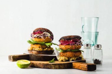 Glutensiz vejetaryen burger Portobello mantar dan karamelize soğan, Brüksel lahanası ve bebek ıspanak patates ve nohut unu beşamel sos ile yaptı. Sağlıklı doğal ürünler yapılan lokanta