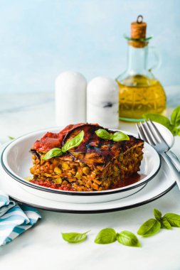 gluten ücretsiz vejetaryen lazanya. ızgara patlıcan, yeşil bezelye, mercimek ve sebze. lezzetli sağlıklı konfor gıda tatil için tüm aile için. İtalyanca ve