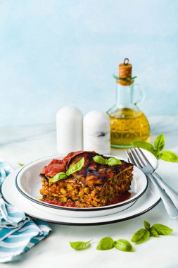 gluten ücretsiz vejetaryen lazanya. ızgara patlıcan, yeşil bezelye, mercimek ve sebze. lezzetli sağlıklı konfor gıda tatil için tüm aile için. İtalyanca ve