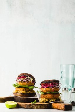 Glutensiz vejetaryen burger Portobello mantar dan karamelize soğan, Brüksel lahanası ve bebek ıspanak patates ve nohut unu beşamel sos ile yaptı. Sağlıklı doğal ürünler yapılan lokanta