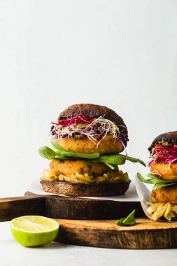 Glutensiz vejetaryen burger Portobello mantar dan karamelize soğan, Brüksel lahanası ve bebek ıspanak patates ve nohut unu beşamel sos ile yaptı. Sağlıklı doğal ürünler yapılan lokanta