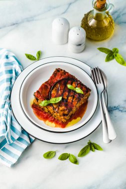 gluten ücretsiz vejetaryen lazanya. ızgara patlıcan, yeşil bezelye, mercimek ve sebze. lezzetli sağlıklı konfor gıda tatil için tüm aile için. İtalyanca ve