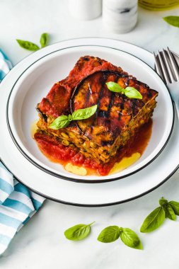 gluten ücretsiz vejetaryen lazanya. ızgara patlıcan, yeşil bezelye, mercimek ve sebze. lezzetli sağlıklı konfor gıda tatil için tüm aile için. İtalyanca ve