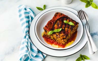gluten ücretsiz vejetaryen lazanya. ızgara patlıcan, yeşil bezelye, mercimek ve sebze. lezzetli sağlıklı konfor gıda tatil için tüm aile için. İtalyanca ve