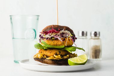 Glutensiz vejetaryen burger Portobello mantar dan karamelize soğan, Brüksel lahanası ve bebek ıspanak patates ve nohut unu beşamel sos ile yaptı. Sağlıklı doğal ürünler yapılan lokanta