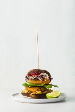 Glutensiz vejetaryen burger Portobello mantar dan karamelize soğan, Brüksel lahanası ve bebek ıspanak patates ve nohut unu beşamel sos ile yaptı. Sağlıklı doğal ürünler yapılan lokanta