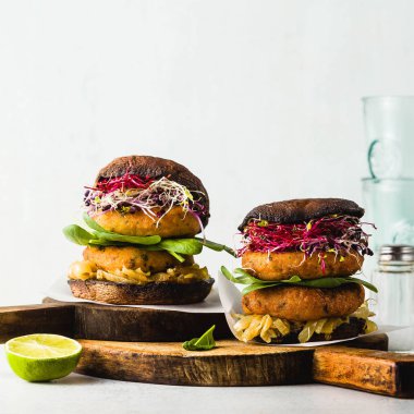 Glutensiz vejetaryen burger Portobello mantar dan karamelize soğan, Brüksel lahanası ve bebek ıspanak patates ve nohut unu beşamel sos ile yaptı. Sağlıklı doğal ürünler yapılan lokanta