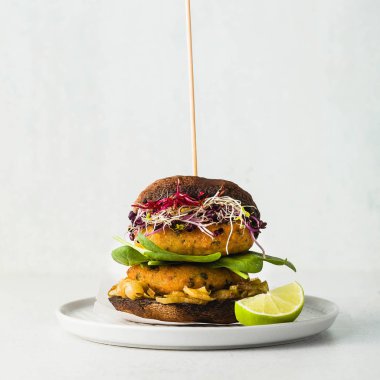 Glutensiz vejetaryen burger Portobello mantar dan karamelize soğan, Brüksel lahanası ve bebek ıspanak patates ve nohut unu beşamel sos ile yaptı. Sağlıklı doğal ürünler yapılan lokanta