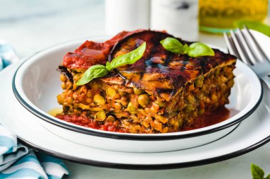gluten ücretsiz vejetaryen lazanya. ızgara patlıcan, yeşil bezelye, mercimek ve sebze. lezzetli sağlıklı konfor gıda tatil için tüm aile için. İtalyanca ve