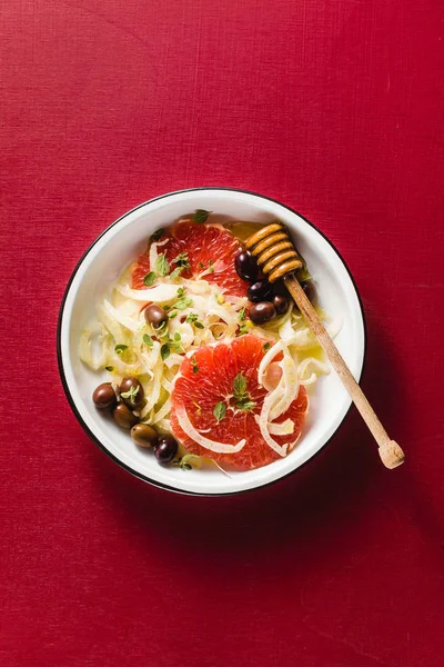 Friss Ízletes Saláta Édeskömény Grapefruit Olajbogyó Egészséges Vegán Mediterrán Recept — Stock Fotó