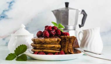 gluten free yeşil buğday bayrağı taze meyveleri ve akçaağaç şurubu ile krep. Yumurta, un ve rafine şeker olmadan lezzetli vejetaryen kahvaltı. Bütün aile için sağlıklı yemek. Moka pot sabah kahve ile
