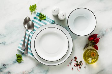 beyaz boş emaye kümesi masaya kase. Tablo ayarı