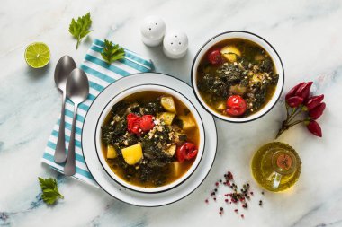 Karabuğday, kiraz domates ve patates ile Vegan kış lahana çorbası. Tüm aile için lezzetli tam sebze yemek