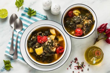 Karabuğday, kiraz domates ve patates ile Vegan kış lahana çorbası. Tüm aile için lezzetli tam sebze yemek