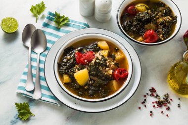 Karabuğday, kiraz domates ve patates ile Vegan kış lahana çorbası. Tüm aile için lezzetli tam sebze yemek