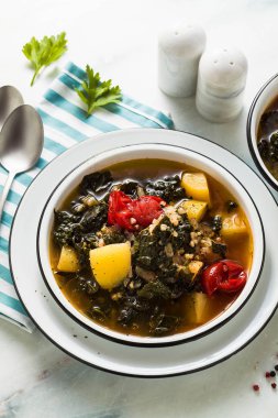 Karabuğday, kiraz domates ve patates ile Vegan kış lahana çorbası. Tüm aile için lezzetli tam sebze yemek