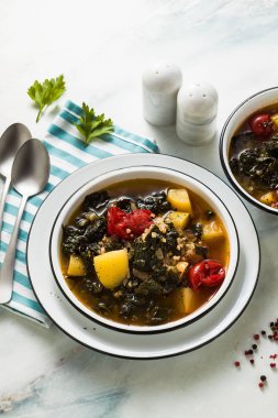 Karabuğday, kiraz domates ve patates ile Vegan kış lahana çorbası. Tüm aile için lezzetli tam sebze yemek