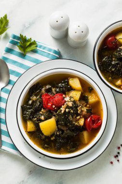 Karabuğday, kiraz domates ve patates ile Vegan kış lahana çorbası. Tüm aile için lezzetli tam sebze yemek