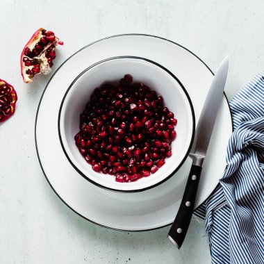 nar taneleri Beyaz Mine masaya kase. peçete ve bıçak. meyve vitamin suyu. sağlıklı gıda