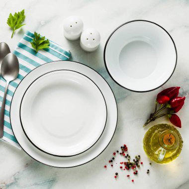 beyaz boş emaye kümesi masaya kase. Tablo ayarı