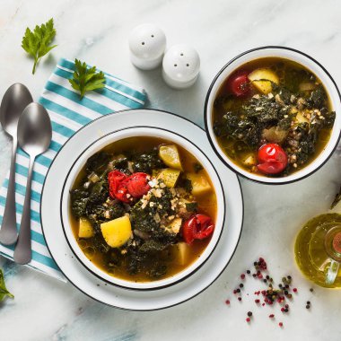 Karabuğday, kiraz domates ve patates ile Vegan kış lahana çorbası. Tüm aile için lezzetli tam sebze yemek