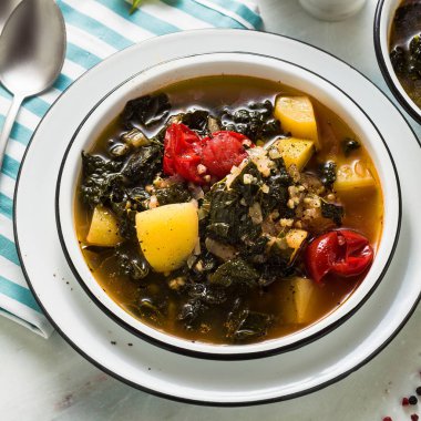 Karabuğday, kiraz domates ve patates ile Vegan kış lahana çorbası. Tüm aile için lezzetli tam sebze yemek