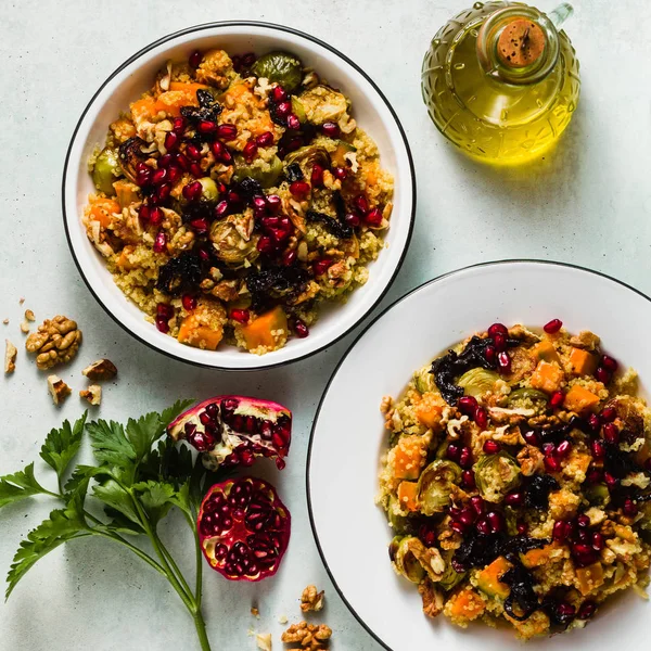 Kabak, Brüksel lahanası, quinoa, ceviz, karamelize soğan ve nar taneleri lezzetli sonbahar Festival salata. Sağlıklı Vegan gurme tarifi