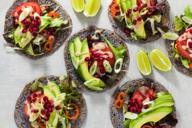 Gluten free vegan tacos tahin sosu ve nar tohumları ile domates ve avokado salatası ile siyah fasulye dan. Tüm aile veya parti için sağlıklı lokanta