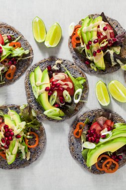 Gluten free vegan tacos tahin sosu ve nar tohumları ile domates ve avokado salatası ile siyah fasulye dan. Tüm aile veya parti için sağlıklı lokanta