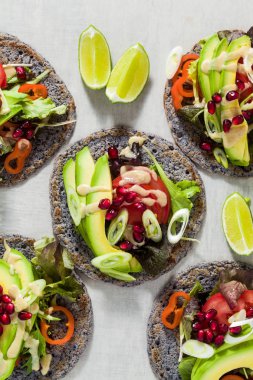 Gluten free vegan tacos tahin sosu ve nar tohumları ile domates ve avokado salatası ile siyah fasulye dan. Tüm aile veya parti için sağlıklı lokanta