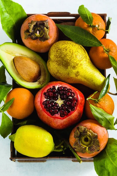 Diferentes Frutos Romã Pêra Tangerina Limão Abacate Cáqui Com Coco — Fotografia de Stock