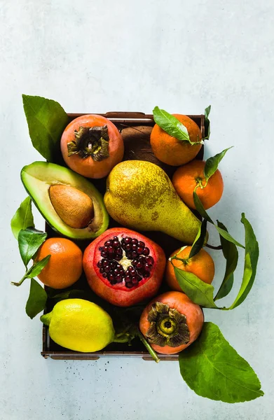 Diferentes Frutos Romã Pêra Tangerina Limão Abacate Cáqui Com Coco — Fotografia de Stock