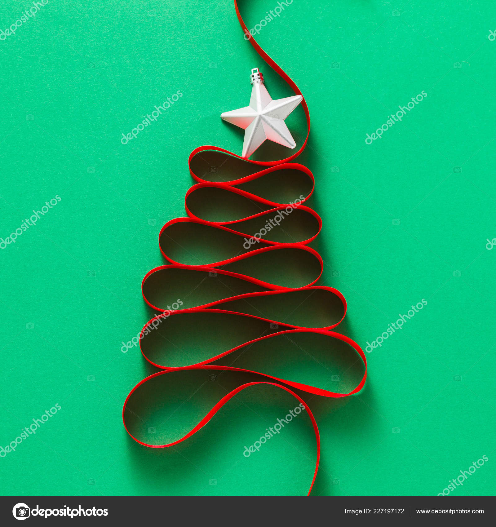 Árvore Natal Feita Fita Fundo Verde fotos, imagens de © IriGri #227197172