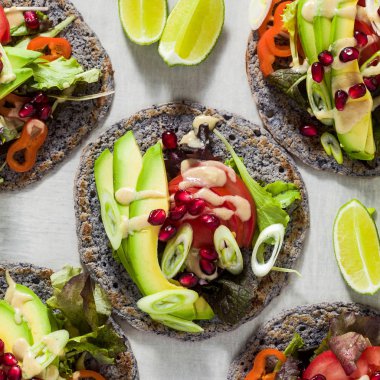 Gluten free vegan tacos tahin sosu ve nar tohumları ile domates ve avokado salatası ile siyah fasulye dan. Tüm aile veya parti için sağlıklı lokanta