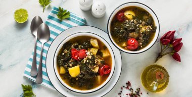 afiş buğday, kiraz domates ve patates ile vegan kış lahana çorbası. Tüm aile için lezzetli tam sebze yemek