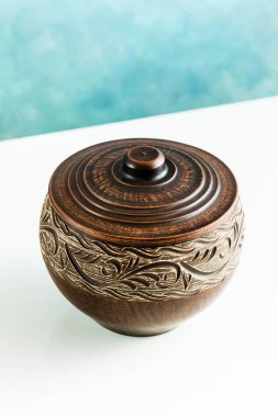 Tencere ve plakaları kil beyaz bir tablo ve mavi bir arka plan üzerinde. kil çömlek mutfak eşyaları elle yapılan. Kırmızı kil sofra