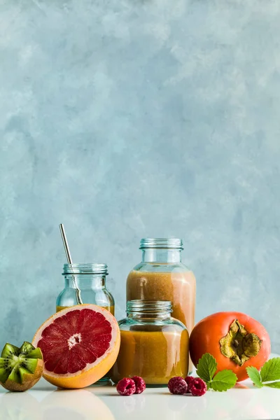 Copos Diferentes Com Toranja Recém Feita Kiwi Caqui Batidos Framboesa — Fotografia de Stock