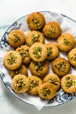 Ev yapımı kurabiye, fıstık ile badem ve susamlı bisküvi. sağlıklı vegan gluten ücretsiz hamur işleri bir plaka mermer bir tabloda bir desenle servis