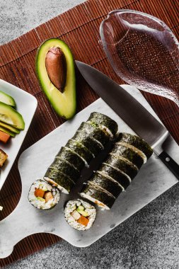 Vegan hazır suşi balık tabakları masaya. Kızarmış tofu, salatalık, haşlanmış havuç ve taze avokado ile alır. sağlıklı vegan gıda