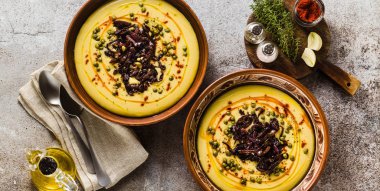 bayrağı otantik Yunan Fava tarifi, karamelize soğan, kırmızı biber ve kapari ile Orta Doğu sarı mercimek çorbası. kil tencere taş masanın üzerine Vegan sağlıklı gıda