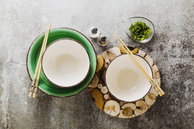 boş kaseler tablo ve Çin yemek çubukları. Japon tarzı masayı. taş bir masada