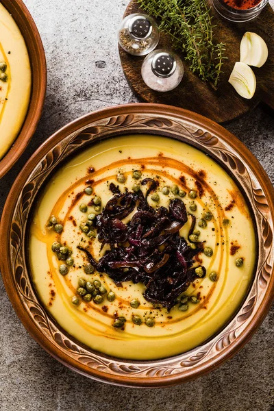 그리스 Fava Caramelized 파프리카 노란색 렌즈콩 테이블에 항아리에 채식주의 — 스톡 사진