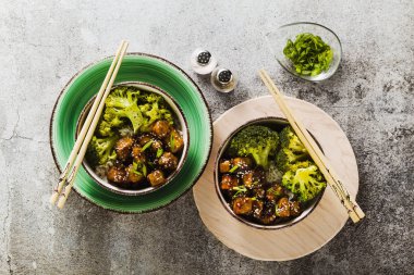 General Tso sos ve haşlanmış brokoli tofu ile basmati pirinç. tam sağlıklı vejetaryen öğle veya akşam yemeği taş bir tablo